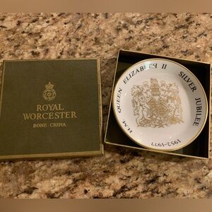 Royal Worcester Fine Bone China Plate/Queen Elizabeth II Silver Jubilee 1977
